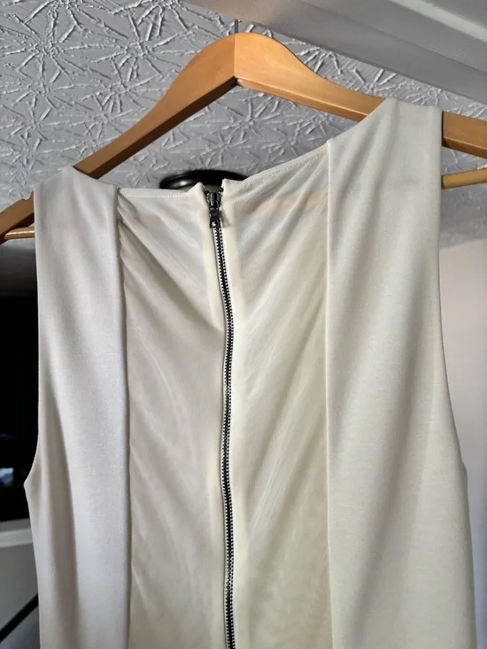 Like New Alice + Olivia Cream Sleeveless Peplum Top - Picture 4 of 7